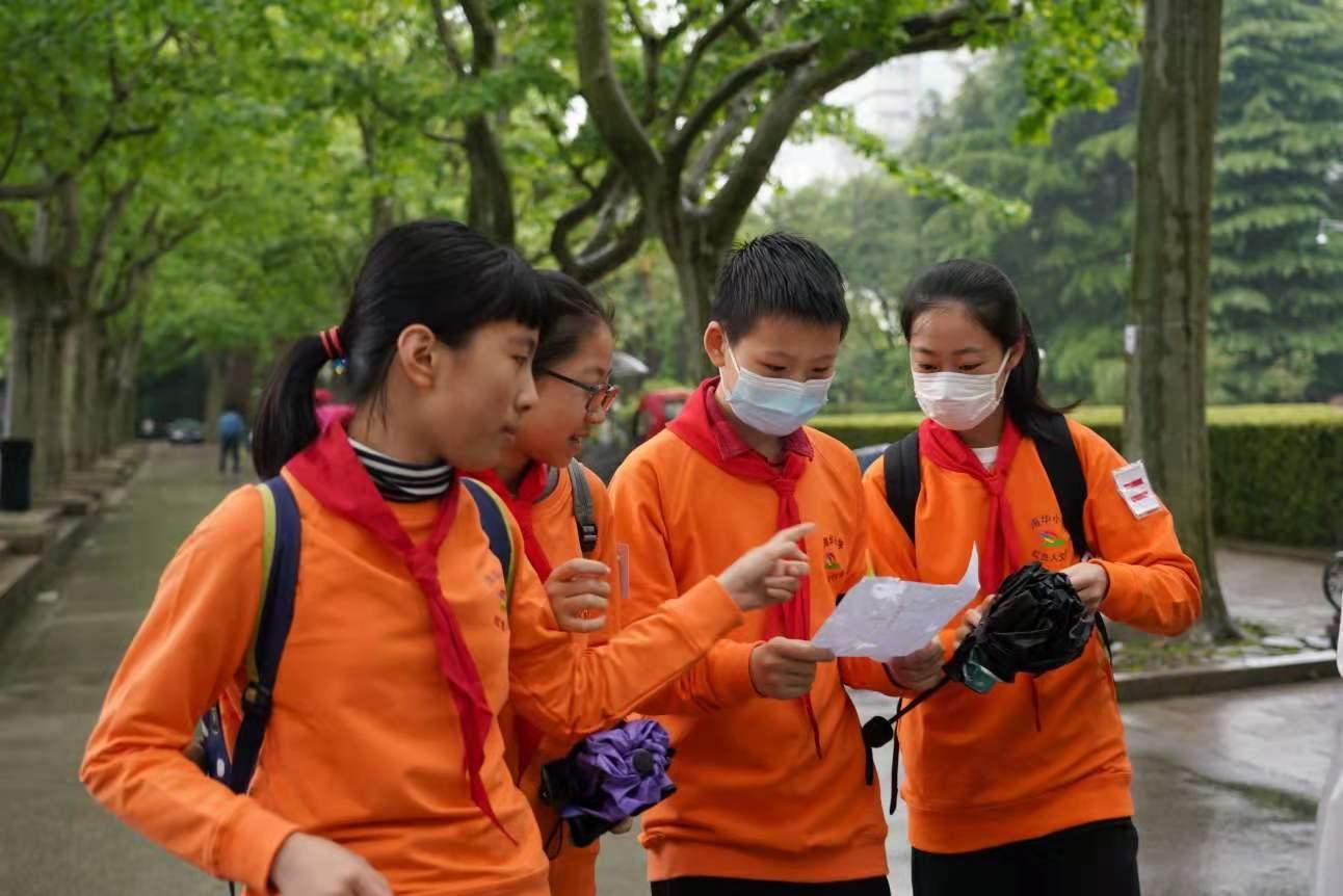 交通发展史上的里程碑，红绿灯与汽车的诞生顺序探究